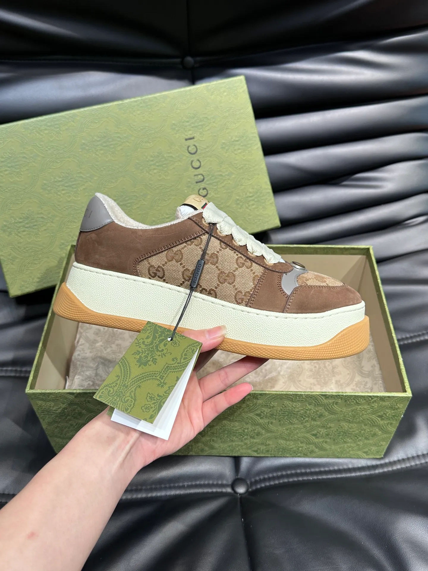 Men's men's shoes 💰p480 "GUCC*" Screener series 👫 Couple style GG thick-soled sneakers, the Screener series is inspired by the classic sneakers of the 1970s, cleverly incorporating the retro Gucci logo, two-color waterproof platform soles, and 5CM thick soles to enhance the aura, conveying the new design concept that a single product should be permanently accompanied by the passage of time, creating a retro distressed effect, decorated with metal double G oval enamel details! High-quality, versatile classic items, highly recommended. Size female 35-39, male 38-44